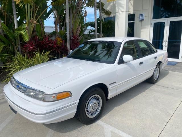 1995 White /Tan Ford Crown Victoria LOW MILES 43,331 (2FALP73W4SX) with an 4.6L 8-Cyl Engine engine, Automatic transmission, located at 4701 North Dixie Hwy, Pompano Beach, FL, 33064, (954) 422-2889, 26.240938, -80.123474 - OUR WEBPAGE FLORIDACARS1.COM HAS OVER 100 PHOTOS AND FREE CARFAX LINK 1995 Ford Crown Victoria Sedan 4 DR 4.6L V8 F SOHC 16V Gasoline Rear Wheel Drive Features Air Conditioning AM/FM Stereo Automatic Transmission Cassette Player Cloth Seats Cruise Control Power Locks Power Seat(s) Power Windows Rear- Photo#29