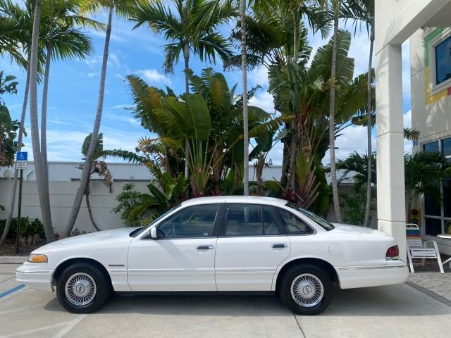 1995 White /Tan Ford Crown Victoria LOW MILES 43,331 (2FALP73W4SX) with an 4.6L 8-Cyl Engine engine, Automatic transmission, located at 4701 North Dixie Hwy, Pompano Beach, FL, 33064, (954) 422-2889, 26.240938, -80.123474 - OUR WEBPAGE FLORIDACARS1.COM HAS OVER 100 PHOTOS AND FREE CARFAX LINK 1995 Ford Crown Victoria Sedan 4 DR 4.6L V8 F SOHC 16V Gasoline Rear Wheel Drive Features Air Conditioning AM/FM Stereo Automatic Transmission Cassette Player Cloth Seats Cruise Control Power Locks Power Seat(s) Power Windows Rear- Photo#30
