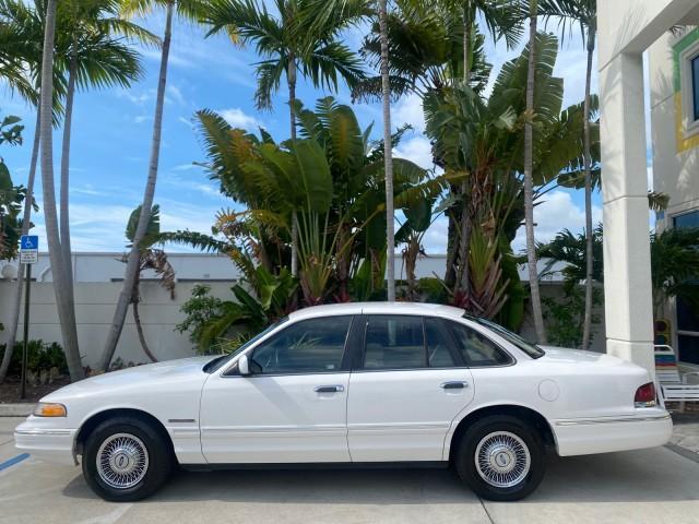 1995 White /Tan Ford Crown Victoria LOW MILES 43,331 (2FALP73W4SX) with an 4.6L 8-Cyl Engine engine, Automatic transmission, located at 4701 North Dixie Hwy, Pompano Beach, FL, 33064, (954) 422-2889, 26.240938, -80.123474 - OUR WEBPAGE FLORIDACARS1.COM HAS OVER 100 PHOTOS AND FREE CARFAX LINK 1995 Ford Crown Victoria Sedan 4 DR 4.6L V8 F SOHC 16V Gasoline Rear Wheel Drive Features Air Conditioning AM/FM Stereo Automatic Transmission Cassette Player Cloth Seats Cruise Control Power Locks Power Seat(s) Power Windows Rear- Photo#31