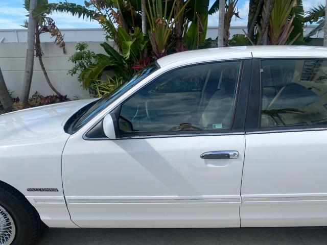 1995 White /Tan Ford Crown Victoria LOW MILES 43,331 (2FALP73W4SX) with an 4.6L 8-Cyl Engine engine, Automatic transmission, located at 4701 North Dixie Hwy, Pompano Beach, FL, 33064, (954) 422-2889, 26.240938, -80.123474 - OUR WEBPAGE FLORIDACARS1.COM HAS OVER 100 PHOTOS AND FREE CARFAX LINK 1995 Ford Crown Victoria Sedan 4 DR 4.6L V8 F SOHC 16V Gasoline Rear Wheel Drive Features Air Conditioning AM/FM Stereo Automatic Transmission Cassette Player Cloth Seats Cruise Control Power Locks Power Seat(s) Power Windows Rear- Photo#37