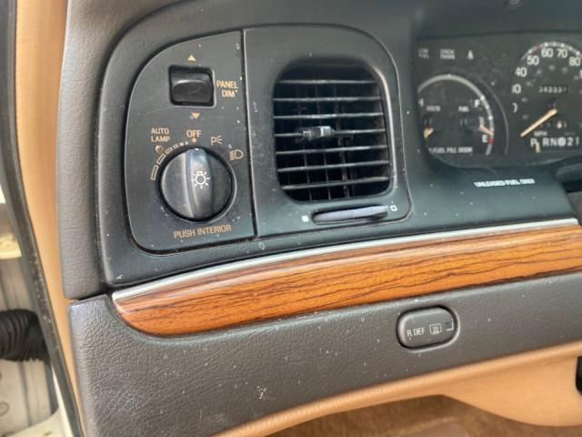 1995 White /Tan Ford Crown Victoria LOW MILES 43,331 (2FALP73W4SX) with an 4.6L 8-Cyl Engine engine, Automatic transmission, located at 4701 North Dixie Hwy, Pompano Beach, FL, 33064, (954) 422-2889, 26.240938, -80.123474 - OUR WEBPAGE FLORIDACARS1.COM HAS OVER 100 PHOTOS AND FREE CARFAX LINK 1995 Ford Crown Victoria Sedan 4 DR 4.6L V8 F SOHC 16V Gasoline Rear Wheel Drive Features Air Conditioning AM/FM Stereo Automatic Transmission Cassette Player Cloth Seats Cruise Control Power Locks Power Seat(s) Power Windows Rear- Photo#55