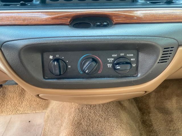 1995 White /Tan Ford Crown Victoria LOW MILES 43,331 (2FALP73W4SX) with an 4.6L 8-Cyl Engine engine, Automatic transmission, located at 4701 North Dixie Hwy, Pompano Beach, FL, 33064, (954) 422-2889, 26.240938, -80.123474 - OUR WEBPAGE FLORIDACARS1.COM HAS OVER 100 PHOTOS AND FREE CARFAX LINK 1995 Ford Crown Victoria Sedan 4 DR 4.6L V8 F SOHC 16V Gasoline Rear Wheel Drive Features Air Conditioning AM/FM Stereo Automatic Transmission Cassette Player Cloth Seats Cruise Control Power Locks Power Seat(s) Power Windows Rear- Photo#61