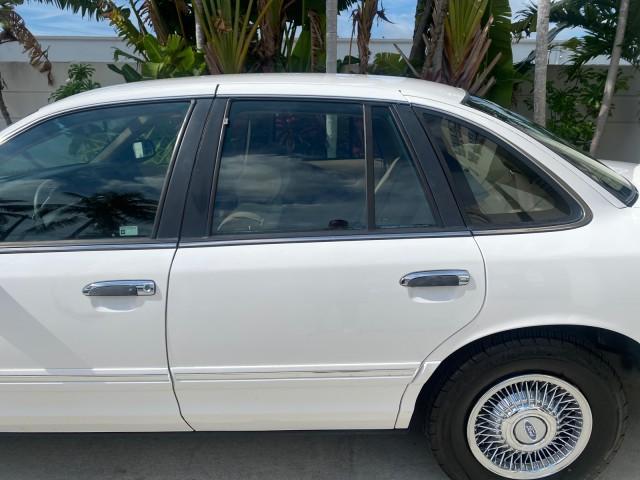 1995 White /Tan Ford Crown Victoria LOW MILES 43,331 (2FALP73W4SX) with an 4.6L 8-Cyl Engine engine, Automatic transmission, located at 4701 North Dixie Hwy, Pompano Beach, FL, 33064, (954) 422-2889, 26.240938, -80.123474 - OUR WEBPAGE FLORIDACARS1.COM HAS OVER 100 PHOTOS AND FREE CARFAX LINK 1995 Ford Crown Victoria Sedan 4 DR 4.6L V8 F SOHC 16V Gasoline Rear Wheel Drive Features Air Conditioning AM/FM Stereo Automatic Transmission Cassette Player Cloth Seats Cruise Control Power Locks Power Seat(s) Power Windows Rear- Photo#69