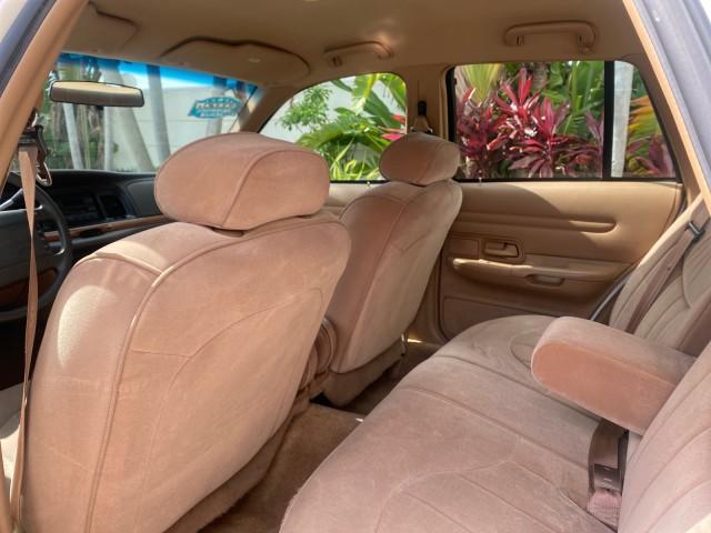 1995 White /Tan Ford Crown Victoria LOW MILES 43,331 (2FALP73W4SX) with an 4.6L 8-Cyl Engine engine, Automatic transmission, located at 4701 North Dixie Hwy, Pompano Beach, FL, 33064, (954) 422-2889, 26.240938, -80.123474 - OUR WEBPAGE FLORIDACARS1.COM HAS OVER 100 PHOTOS AND FREE CARFAX LINK 1995 Ford Crown Victoria Sedan 4 DR 4.6L V8 F SOHC 16V Gasoline Rear Wheel Drive Features Air Conditioning AM/FM Stereo Automatic Transmission Cassette Player Cloth Seats Cruise Control Power Locks Power Seat(s) Power Windows Rear- Photo#76