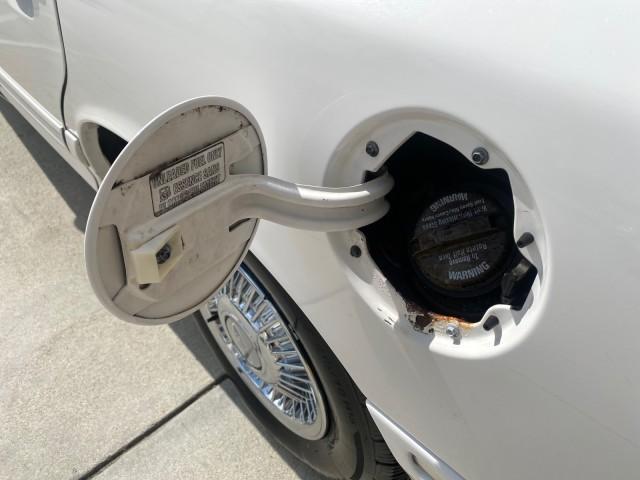 1995 White /Tan Ford Crown Victoria LOW MILES 43,331 (2FALP73W4SX) with an 4.6L 8-Cyl Engine engine, Automatic transmission, located at 4701 North Dixie Hwy, Pompano Beach, FL, 33064, (954) 422-2889, 26.240938, -80.123474 - OUR WEBPAGE FLORIDACARS1.COM HAS OVER 100 PHOTOS AND FREE CARFAX LINK 1995 Ford Crown Victoria Sedan 4 DR 4.6L V8 F SOHC 16V Gasoline Rear Wheel Drive Features Air Conditioning AM/FM Stereo Automatic Transmission Cassette Player Cloth Seats Cruise Control Power Locks Power Seat(s) Power Windows Rear- Photo#89