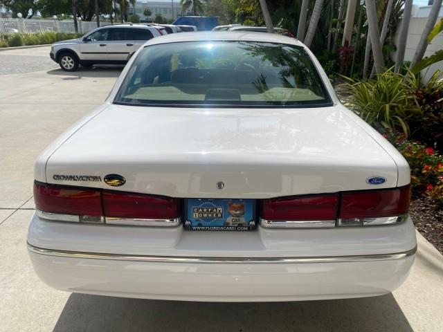 1995 White /Tan Ford Crown Victoria LOW MILES 43,331 (2FALP73W4SX) with an 4.6L 8-Cyl Engine engine, Automatic transmission, located at 4701 North Dixie Hwy, Pompano Beach, FL, 33064, (954) 422-2889, 26.240938, -80.123474 - OUR WEBPAGE FLORIDACARS1.COM HAS OVER 100 PHOTOS AND FREE CARFAX LINK 1995 Ford Crown Victoria Sedan 4 DR 4.6L V8 F SOHC 16V Gasoline Rear Wheel Drive Features Air Conditioning AM/FM Stereo Automatic Transmission Cassette Player Cloth Seats Cruise Control Power Locks Power Seat(s) Power Windows Rear- Photo#91