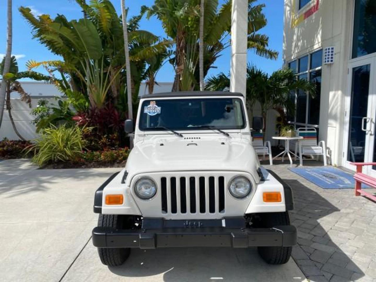 2005 Stone White /Dark Slate Gray Jeep Wrangler SE 4WD LOW MILES 29,371 1 OWNER (1J4FA29105P) with an 2.4L SMPI DOHC 16v 4-Cyl Engine engine, Manual transmission, located at 4701 North Dixie Hwy, Pompano Beach, FL, 33064, (954) 422-2889, 26.240938, -80.123474 - OUR WEBPAGE FLORIDACARS1.COM HAS OVER 100 PHOTOS AND FREE CARFAX LINK 2005 Jeep Wrangler SE 4WD 1 OWNER FACTORY ICE COLD AC 6 SPEED MANUAL Utility 2.4L I4 F Gasoline 21 MPG Rear Wheel Drive w/ 4X4 Features 4WD/AWD Air Conditioning Alloy Wheels AM/FM Stereo CD Audio Cloth Seats Manual Transmission So- Photo#2