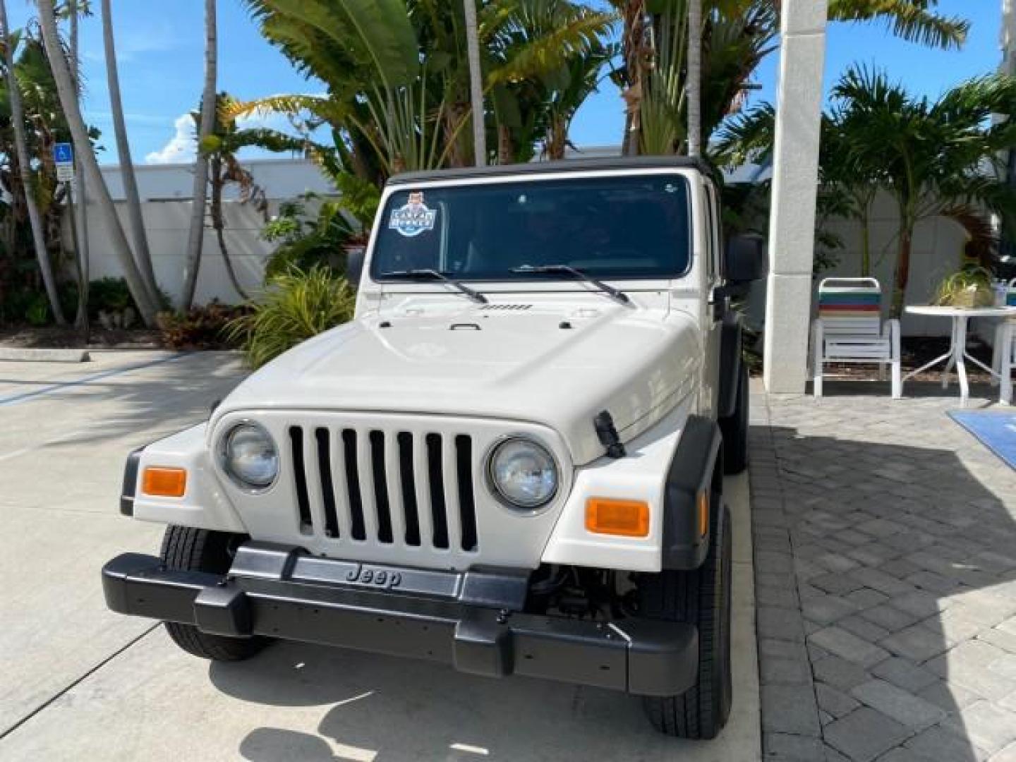 2005 Stone White /Dark Slate Gray Jeep Wrangler SE 4WD LOW MILES 29,371 1 OWNER (1J4FA29105P) with an 2.4L SMPI DOHC 16v 4-Cyl Engine engine, Manual transmission, located at 4701 North Dixie Hwy, Pompano Beach, FL, 33064, (954) 422-2889, 26.240938, -80.123474 - OUR WEBPAGE FLORIDACARS1.COM HAS OVER 100 PHOTOS AND FREE CARFAX LINK 2005 Jeep Wrangler SE 4WD 1 OWNER FACTORY ICE COLD AC 6 SPEED MANUAL Utility 2.4L I4 F Gasoline 21 MPG Rear Wheel Drive w/ 4X4 Features 4WD/AWD Air Conditioning Alloy Wheels AM/FM Stereo CD Audio Cloth Seats Manual Transmission So- Photo#3