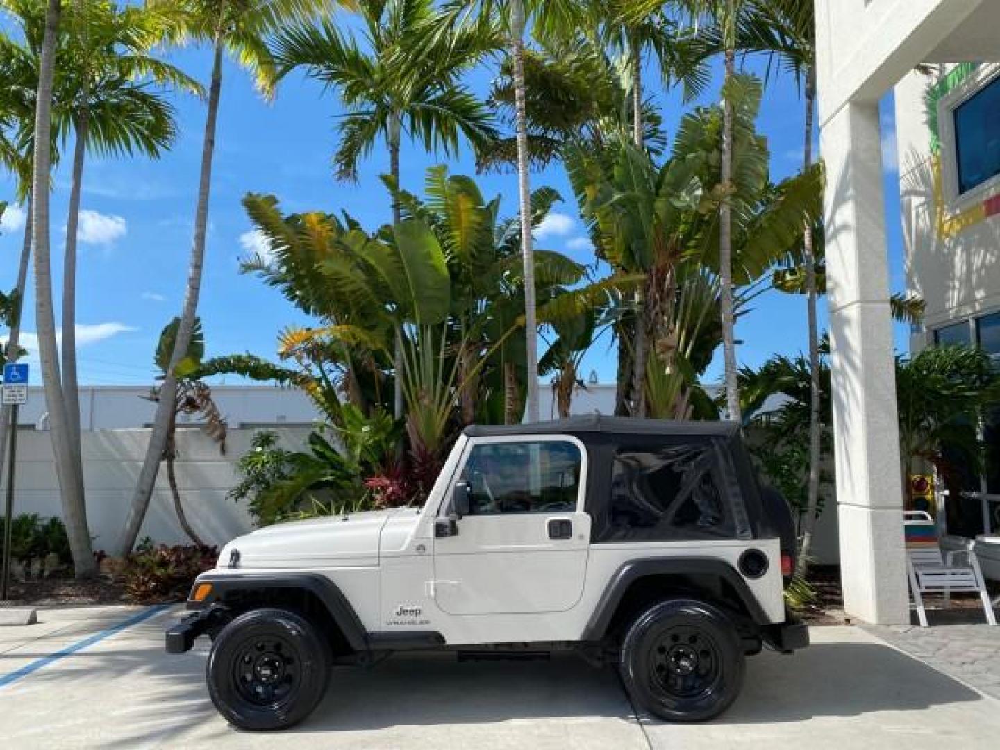 2005 Stone White /Dark Slate Gray Jeep Wrangler SE 4WD LOW MILES 29,371 1 OWNER (1J4FA29105P) with an 2.4L SMPI DOHC 16v 4-Cyl Engine engine, Manual transmission, located at 4701 North Dixie Hwy, Pompano Beach, FL, 33064, (954) 422-2889, 26.240938, -80.123474 - OUR WEBPAGE FLORIDACARS1.COM HAS OVER 100 PHOTOS AND FREE CARFAX LINK 2005 Jeep Wrangler SE 4WD 1 OWNER FACTORY ICE COLD AC 6 SPEED MANUAL Utility 2.4L I4 F Gasoline 21 MPG Rear Wheel Drive w/ 4X4 Features 4WD/AWD Air Conditioning Alloy Wheels AM/FM Stereo CD Audio Cloth Seats Manual Transmission So- Photo#4
