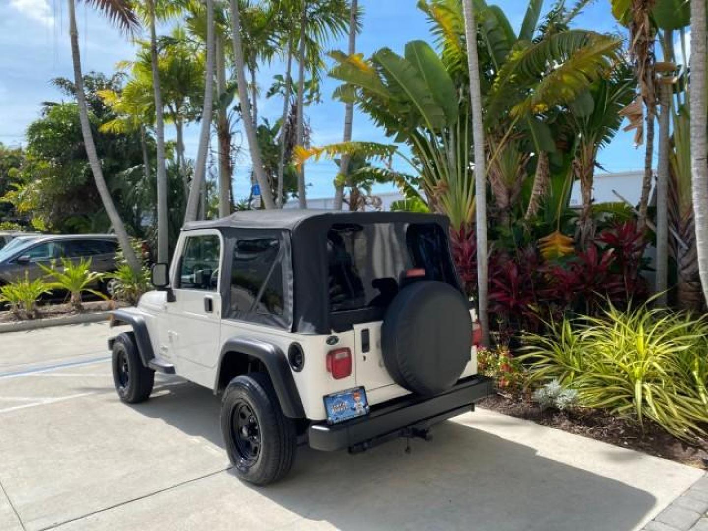 2005 Stone White /Dark Slate Gray Jeep Wrangler SE 4WD LOW MILES 29,371 1 OWNER (1J4FA29105P) with an 2.4L SMPI DOHC 16v 4-Cyl Engine engine, Manual transmission, located at 4701 North Dixie Hwy, Pompano Beach, FL, 33064, (954) 422-2889, 26.240938, -80.123474 - OUR WEBPAGE FLORIDACARS1.COM HAS OVER 100 PHOTOS AND FREE CARFAX LINK 2005 Jeep Wrangler SE 4WD 1 OWNER FACTORY ICE COLD AC 6 SPEED MANUAL Utility 2.4L I4 F Gasoline 21 MPG Rear Wheel Drive w/ 4X4 Features 4WD/AWD Air Conditioning Alloy Wheels AM/FM Stereo CD Audio Cloth Seats Manual Transmission So- Photo#5