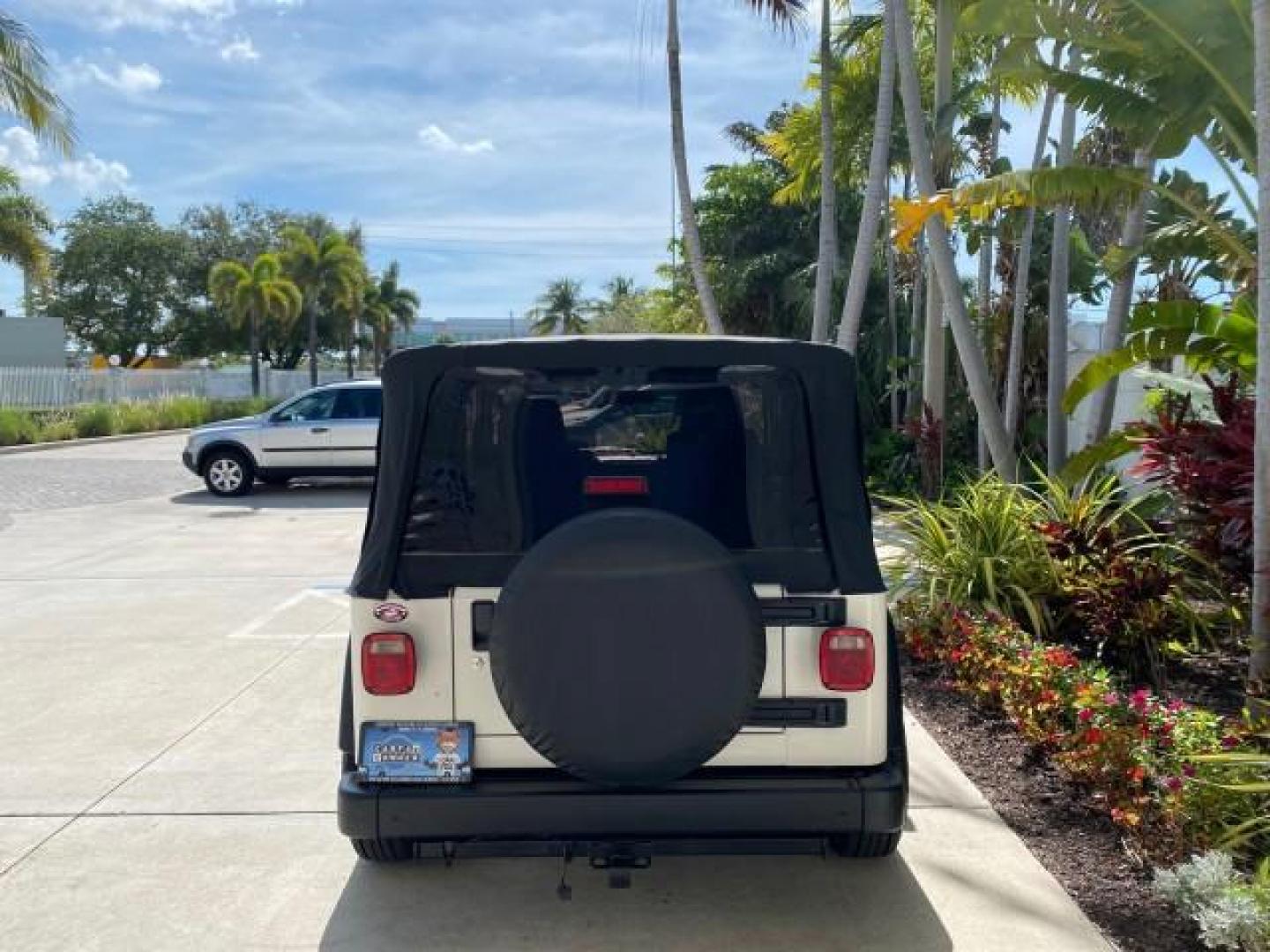 2005 Stone White /Dark Slate Gray Jeep Wrangler SE 4WD LOW MILES 29,371 1 OWNER (1J4FA29105P) with an 2.4L SMPI DOHC 16v 4-Cyl Engine engine, Manual transmission, located at 4701 North Dixie Hwy, Pompano Beach, FL, 33064, (954) 422-2889, 26.240938, -80.123474 - OUR WEBPAGE FLORIDACARS1.COM HAS OVER 100 PHOTOS AND FREE CARFAX LINK 2005 Jeep Wrangler SE 4WD 1 OWNER FACTORY ICE COLD AC 6 SPEED MANUAL Utility 2.4L I4 F Gasoline 21 MPG Rear Wheel Drive w/ 4X4 Features 4WD/AWD Air Conditioning Alloy Wheels AM/FM Stereo CD Audio Cloth Seats Manual Transmission So- Photo#6