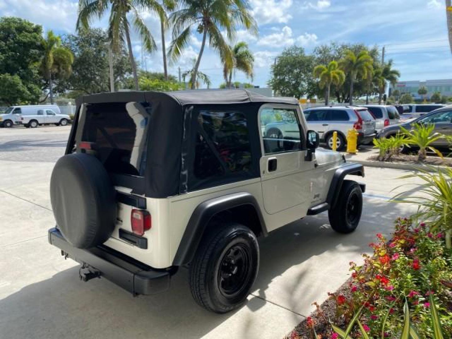 2005 Stone White /Dark Slate Gray Jeep Wrangler SE 4WD LOW MILES 29,371 1 OWNER (1J4FA29105P) with an 2.4L SMPI DOHC 16v 4-Cyl Engine engine, Manual transmission, located at 4701 North Dixie Hwy, Pompano Beach, FL, 33064, (954) 422-2889, 26.240938, -80.123474 - OUR WEBPAGE FLORIDACARS1.COM HAS OVER 100 PHOTOS AND FREE CARFAX LINK 2005 Jeep Wrangler SE 4WD 1 OWNER FACTORY ICE COLD AC 6 SPEED MANUAL Utility 2.4L I4 F Gasoline 21 MPG Rear Wheel Drive w/ 4X4 Features 4WD/AWD Air Conditioning Alloy Wheels AM/FM Stereo CD Audio Cloth Seats Manual Transmission So- Photo#7