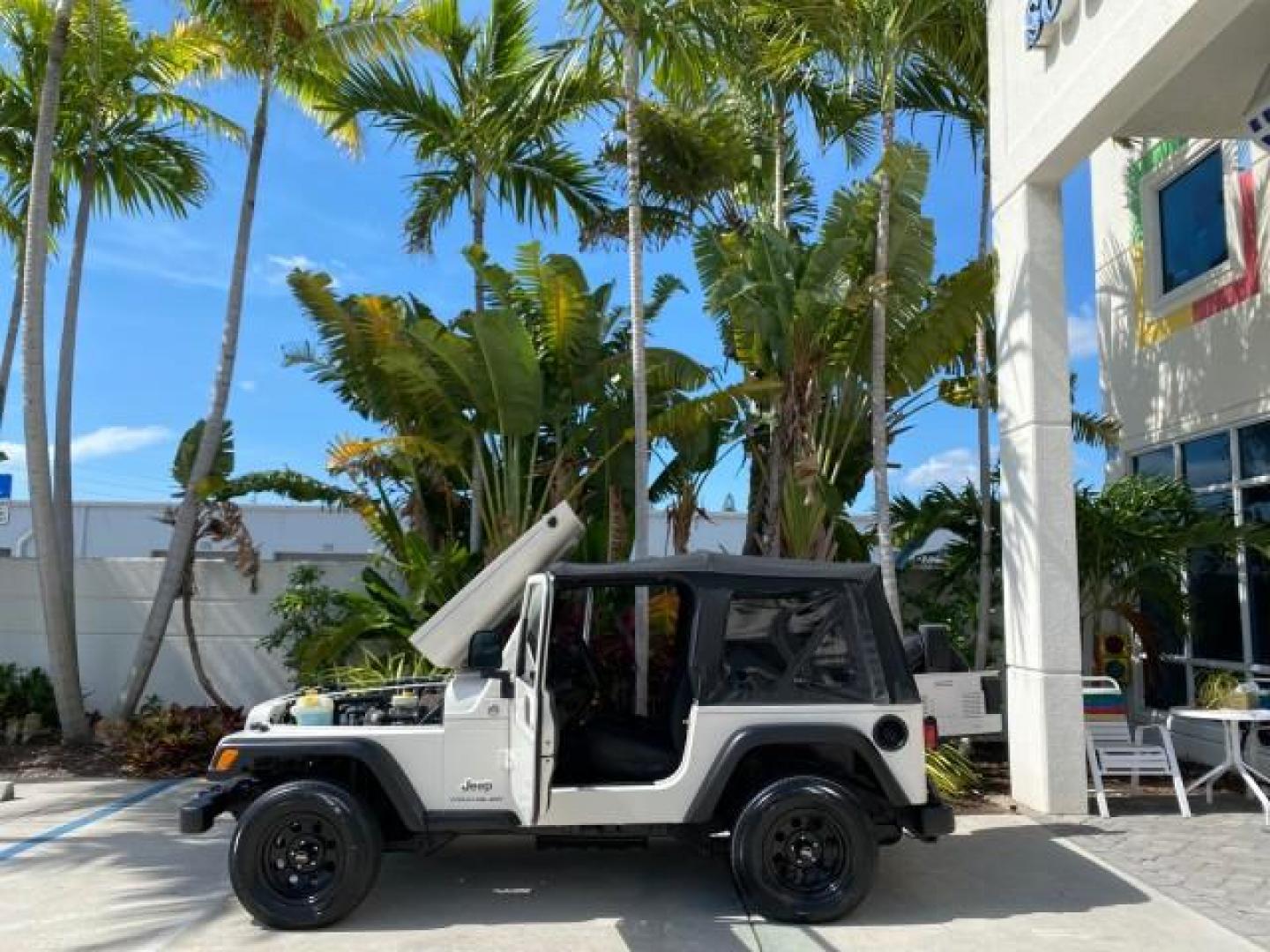 2005 Stone White /Dark Slate Gray Jeep Wrangler SE 4WD LOW MILES 29,371 1 OWNER (1J4FA29105P) with an 2.4L SMPI DOHC 16v 4-Cyl Engine engine, Manual transmission, located at 4701 North Dixie Hwy, Pompano Beach, FL, 33064, (954) 422-2889, 26.240938, -80.123474 - OUR WEBPAGE FLORIDACARS1.COM HAS OVER 100 PHOTOS AND FREE CARFAX LINK 2005 Jeep Wrangler SE 4WD 1 OWNER FACTORY ICE COLD AC 6 SPEED MANUAL Utility 2.4L I4 F Gasoline 21 MPG Rear Wheel Drive w/ 4X4 Features 4WD/AWD Air Conditioning Alloy Wheels AM/FM Stereo CD Audio Cloth Seats Manual Transmission So- Photo#8