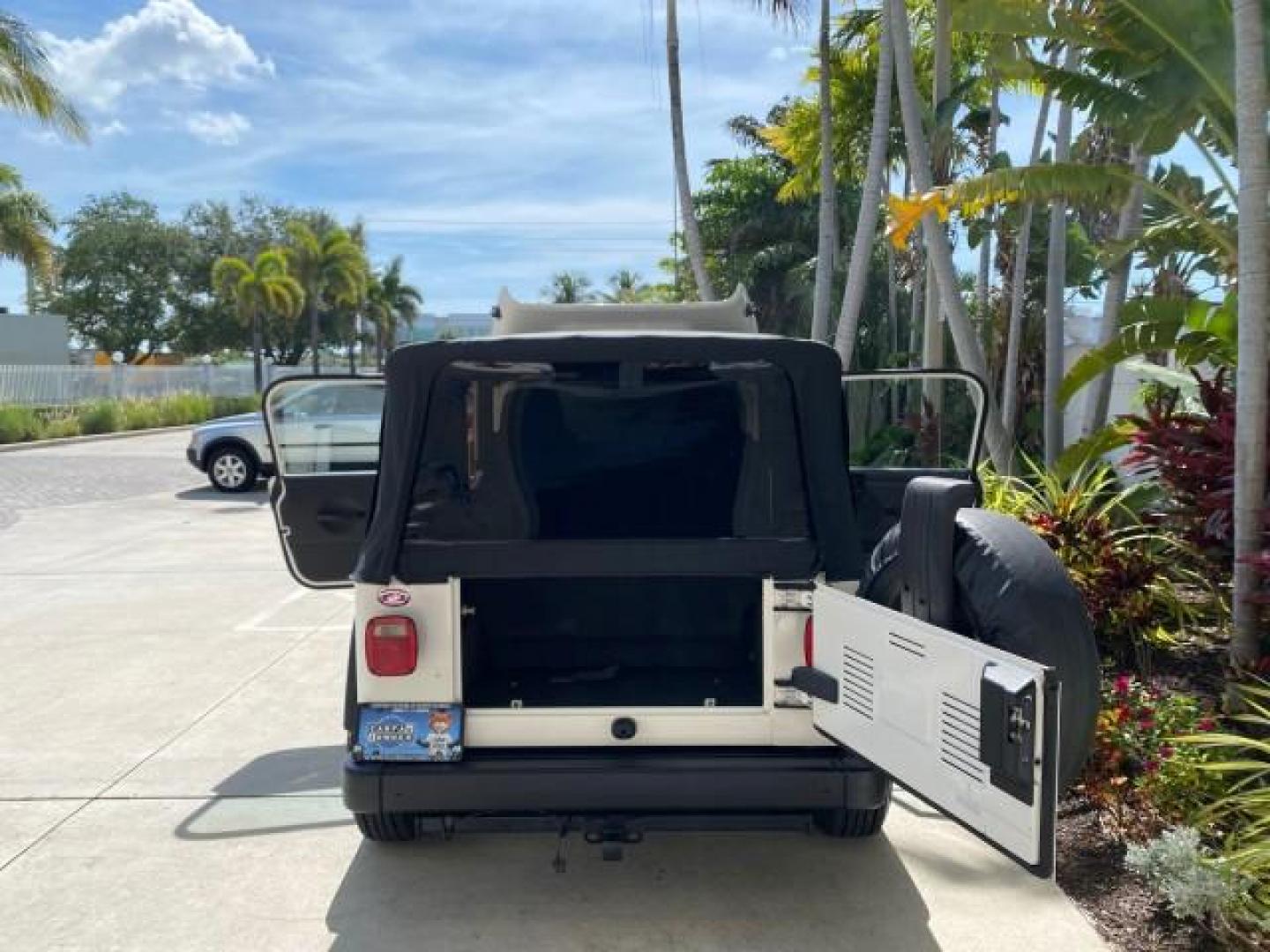 2005 Stone White /Dark Slate Gray Jeep Wrangler SE 4WD LOW MILES 29,371 1 OWNER (1J4FA29105P) with an 2.4L SMPI DOHC 16v 4-Cyl Engine engine, Manual transmission, located at 4701 North Dixie Hwy, Pompano Beach, FL, 33064, (954) 422-2889, 26.240938, -80.123474 - OUR WEBPAGE FLORIDACARS1.COM HAS OVER 100 PHOTOS AND FREE CARFAX LINK 2005 Jeep Wrangler SE 4WD 1 OWNER FACTORY ICE COLD AC 6 SPEED MANUAL Utility 2.4L I4 F Gasoline 21 MPG Rear Wheel Drive w/ 4X4 Features 4WD/AWD Air Conditioning Alloy Wheels AM/FM Stereo CD Audio Cloth Seats Manual Transmission So- Photo#15