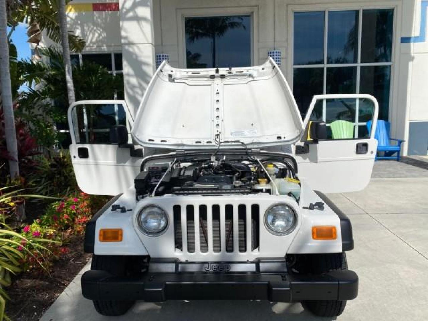 2005 Stone White /Dark Slate Gray Jeep Wrangler SE 4WD LOW MILES 29,371 1 OWNER (1J4FA29105P) with an 2.4L SMPI DOHC 16v 4-Cyl Engine engine, Manual transmission, located at 4701 North Dixie Hwy, Pompano Beach, FL, 33064, (954) 422-2889, 26.240938, -80.123474 - OUR WEBPAGE FLORIDACARS1.COM HAS OVER 100 PHOTOS AND FREE CARFAX LINK 2005 Jeep Wrangler SE 4WD 1 OWNER FACTORY ICE COLD AC 6 SPEED MANUAL Utility 2.4L I4 F Gasoline 21 MPG Rear Wheel Drive w/ 4X4 Features 4WD/AWD Air Conditioning Alloy Wheels AM/FM Stereo CD Audio Cloth Seats Manual Transmission So- Photo#17