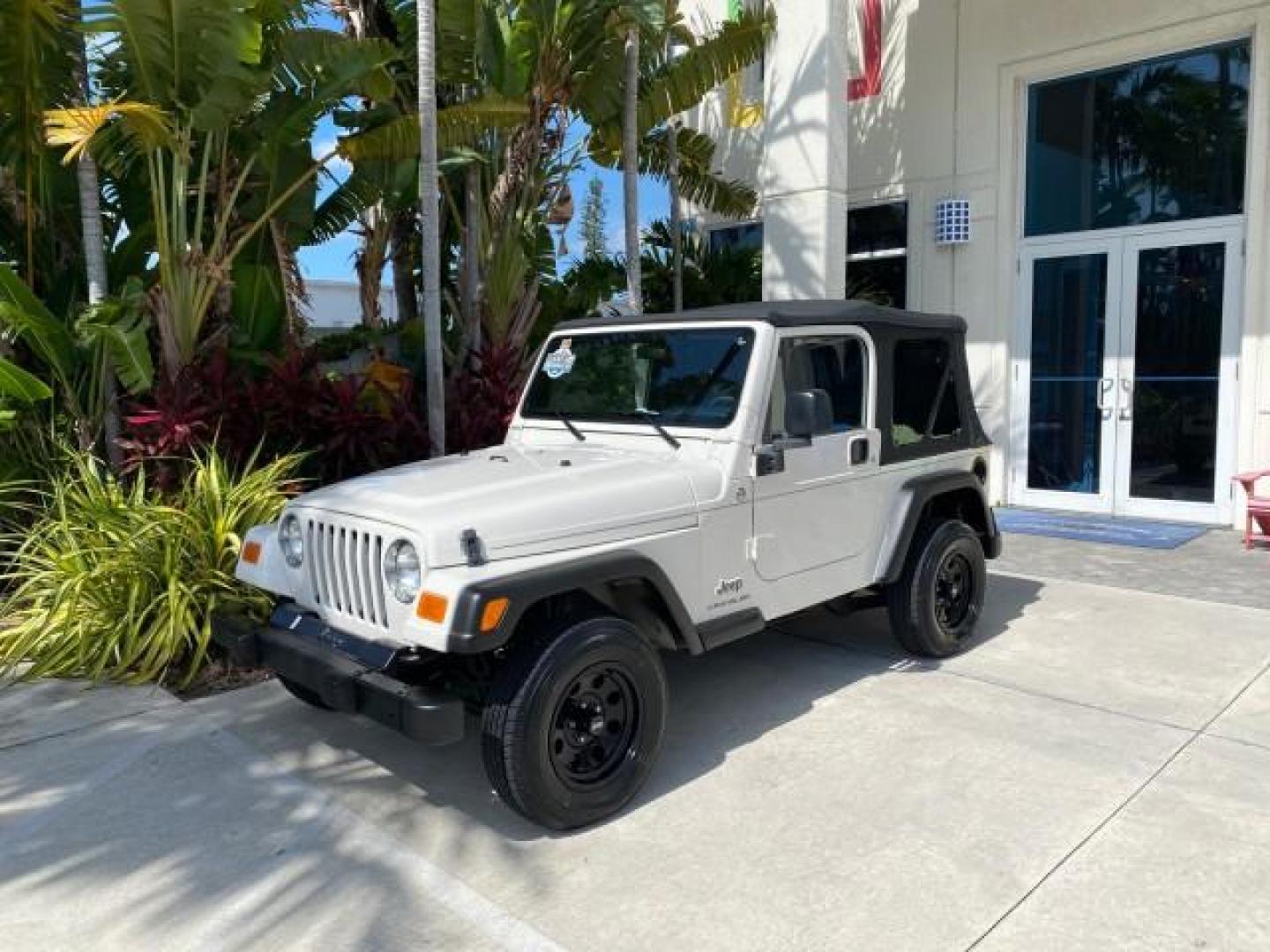 2005 Stone White /Dark Slate Gray Jeep Wrangler SE 4WD LOW MILES 29,371 1 OWNER (1J4FA29105P) with an 2.4L SMPI DOHC 16v 4-Cyl Engine engine, Manual transmission, located at 4701 North Dixie Hwy, Pompano Beach, FL, 33064, (954) 422-2889, 26.240938, -80.123474 - OUR WEBPAGE FLORIDACARS1.COM HAS OVER 100 PHOTOS AND FREE CARFAX LINK 2005 Jeep Wrangler SE 4WD 1 OWNER FACTORY ICE COLD AC 6 SPEED MANUAL Utility 2.4L I4 F Gasoline 21 MPG Rear Wheel Drive w/ 4X4 Features 4WD/AWD Air Conditioning Alloy Wheels AM/FM Stereo CD Audio Cloth Seats Manual Transmission So- Photo#28