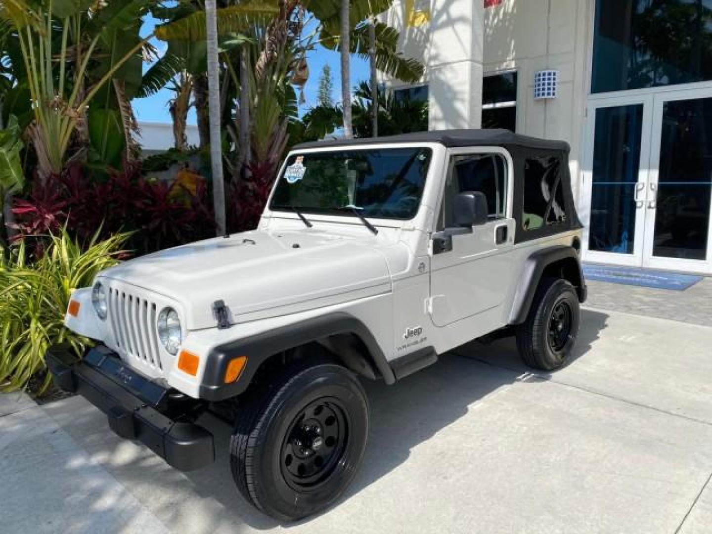2005 Stone White /Dark Slate Gray Jeep Wrangler SE 4WD LOW MILES 29,371 1 OWNER (1J4FA29105P) with an 2.4L SMPI DOHC 16v 4-Cyl Engine engine, Manual transmission, located at 4701 North Dixie Hwy, Pompano Beach, FL, 33064, (954) 422-2889, 26.240938, -80.123474 - OUR WEBPAGE FLORIDACARS1.COM HAS OVER 100 PHOTOS AND FREE CARFAX LINK 2005 Jeep Wrangler SE 4WD 1 OWNER FACTORY ICE COLD AC 6 SPEED MANUAL Utility 2.4L I4 F Gasoline 21 MPG Rear Wheel Drive w/ 4X4 Features 4WD/AWD Air Conditioning Alloy Wheels AM/FM Stereo CD Audio Cloth Seats Manual Transmission So- Photo#29