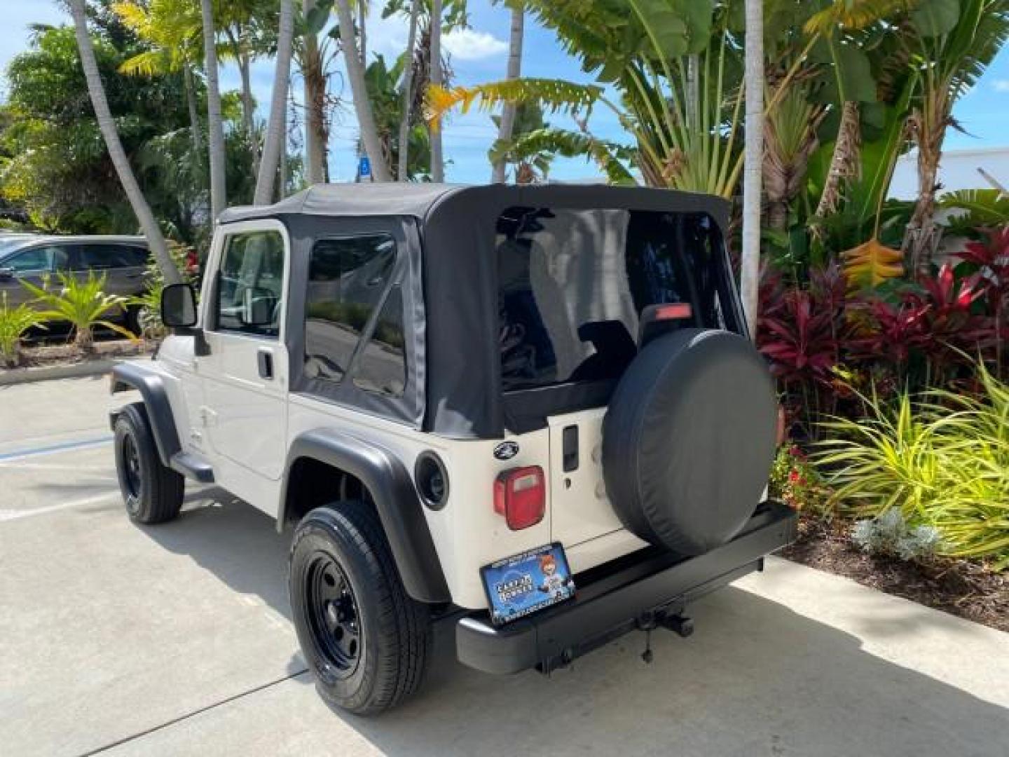 2005 Stone White /Dark Slate Gray Jeep Wrangler SE 4WD LOW MILES 29,371 1 OWNER (1J4FA29105P) with an 2.4L SMPI DOHC 16v 4-Cyl Engine engine, Manual transmission, located at 4701 North Dixie Hwy, Pompano Beach, FL, 33064, (954) 422-2889, 26.240938, -80.123474 - OUR WEBPAGE FLORIDACARS1.COM HAS OVER 100 PHOTOS AND FREE CARFAX LINK 2005 Jeep Wrangler SE 4WD 1 OWNER FACTORY ICE COLD AC 6 SPEED MANUAL Utility 2.4L I4 F Gasoline 21 MPG Rear Wheel Drive w/ 4X4 Features 4WD/AWD Air Conditioning Alloy Wheels AM/FM Stereo CD Audio Cloth Seats Manual Transmission So- Photo#33