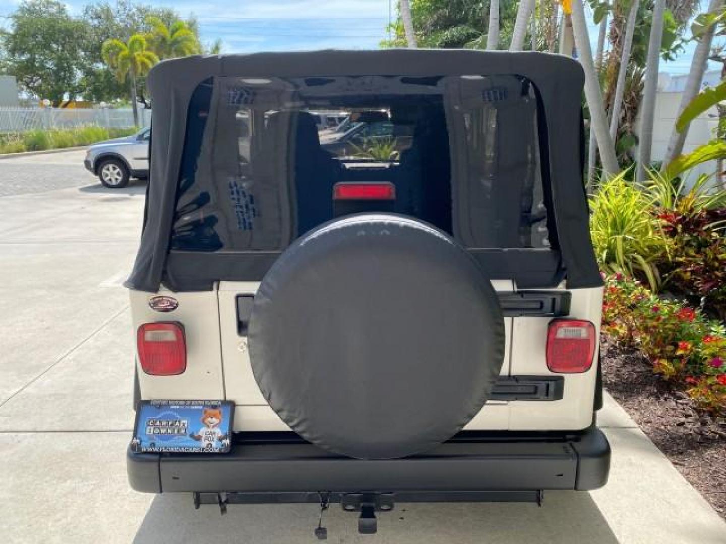 2005 Stone White /Dark Slate Gray Jeep Wrangler SE 4WD LOW MILES 29,371 1 OWNER (1J4FA29105P) with an 2.4L SMPI DOHC 16v 4-Cyl Engine engine, Manual transmission, located at 4701 North Dixie Hwy, Pompano Beach, FL, 33064, (954) 422-2889, 26.240938, -80.123474 - OUR WEBPAGE FLORIDACARS1.COM HAS OVER 100 PHOTOS AND FREE CARFAX LINK 2005 Jeep Wrangler SE 4WD 1 OWNER FACTORY ICE COLD AC 6 SPEED MANUAL Utility 2.4L I4 F Gasoline 21 MPG Rear Wheel Drive w/ 4X4 Features 4WD/AWD Air Conditioning Alloy Wheels AM/FM Stereo CD Audio Cloth Seats Manual Transmission So- Photo#80