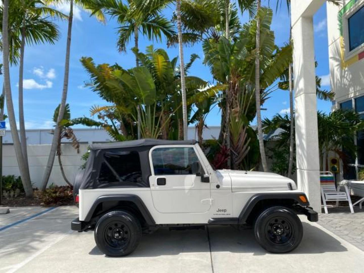 2005 Stone White /Dark Slate Gray Jeep Wrangler SE 4WD LOW MILES 29,371 1 OWNER (1J4FA29105P) with an 2.4L SMPI DOHC 16v 4-Cyl Engine engine, Manual transmission, located at 4701 North Dixie Hwy, Pompano Beach, FL, 33064, (954) 422-2889, 26.240938, -80.123474 - OUR WEBPAGE FLORIDACARS1.COM HAS OVER 100 PHOTOS AND FREE CARFAX LINK 2005 Jeep Wrangler SE 4WD 1 OWNER FACTORY ICE COLD AC 6 SPEED MANUAL Utility 2.4L I4 F Gasoline 21 MPG Rear Wheel Drive w/ 4X4 Features 4WD/AWD Air Conditioning Alloy Wheels AM/FM Stereo CD Audio Cloth Seats Manual Transmission So- Photo#89