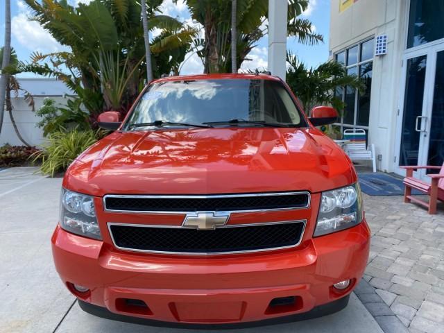 2009 Inferno Orange Metallic /Dark Cashmere/Light Cashmere Chevrolet Avalanche LT PU LOW MILES 58,696 (3GNEC22009G) with an 5.3L Vortec 1000 V8 SFI Flex-Fuel Engine engine, Automatic transmission, located at 4701 North Dixie Hwy, Pompano Beach, FL, 33064, (954) 422-2889, 26.240938, -80.123474 - OUR WEBPAGE FLORIDACARS1.COM HAS OVER 100 PHOTOS AND FREE CARFAX LINK 2009 Chevrolet Avalanche LT Sport Pickup 5.3L V8 F OHV 16V Flex Fuel 20 MPG Rear Wheel Drive Features 20 Inch Plus Wheels ABS Brakes Air Conditioning Alloy Wheels AM/FM Stereo Automatic Transmission Auxiliary Audio Input Bed Cover- Photo#2