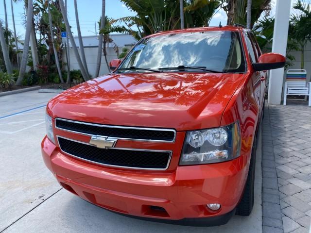 2009 Inferno Orange Metallic /Dark Cashmere/Light Cashmere Chevrolet Avalanche LT PU LOW MILES 58,696 (3GNEC22009G) with an 5.3L Vortec 1000 V8 SFI Flex-Fuel Engine engine, Automatic transmission, located at 4701 North Dixie Hwy, Pompano Beach, FL, 33064, (954) 422-2889, 26.240938, -80.123474 - OUR WEBPAGE FLORIDACARS1.COM HAS OVER 100 PHOTOS AND FREE CARFAX LINK 2009 Chevrolet Avalanche LT Sport Pickup 5.3L V8 F OHV 16V Flex Fuel 20 MPG Rear Wheel Drive Features 20 Inch Plus Wheels ABS Brakes Air Conditioning Alloy Wheels AM/FM Stereo Automatic Transmission Auxiliary Audio Input Bed Cover- Photo#3