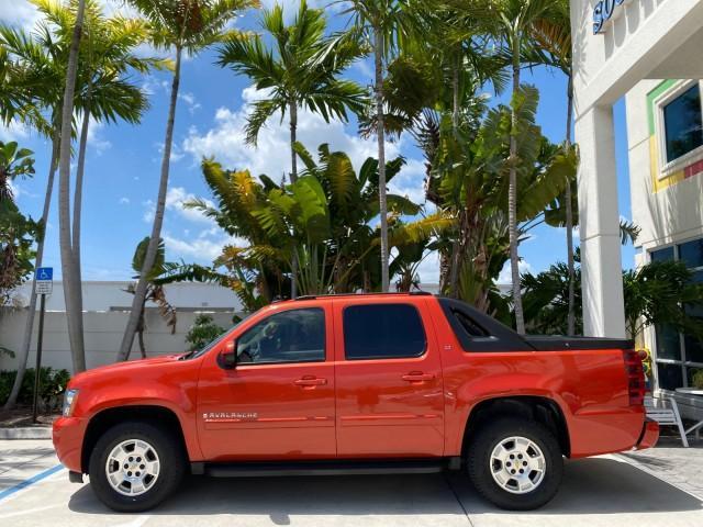 2009 Inferno Orange Metallic /Dark Cashmere/Light Cashmere Chevrolet Avalanche LT PU LOW MILES 58,696 (3GNEC22009G) with an 5.3L Vortec 1000 V8 SFI Flex-Fuel Engine engine, Automatic transmission, located at 4701 North Dixie Hwy, Pompano Beach, FL, 33064, (954) 422-2889, 26.240938, -80.123474 - OUR WEBPAGE FLORIDACARS1.COM HAS OVER 100 PHOTOS AND FREE CARFAX LINK 2009 Chevrolet Avalanche LT Sport Pickup 5.3L V8 F OHV 16V Flex Fuel 20 MPG Rear Wheel Drive Features 20 Inch Plus Wheels ABS Brakes Air Conditioning Alloy Wheels AM/FM Stereo Automatic Transmission Auxiliary Audio Input Bed Cover- Photo#4