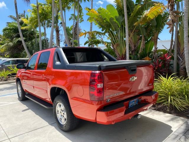 2009 Inferno Orange Metallic /Dark Cashmere/Light Cashmere Chevrolet Avalanche LT PU LOW MILES 58,696 (3GNEC22009G) with an 5.3L Vortec 1000 V8 SFI Flex-Fuel Engine engine, Automatic transmission, located at 4701 North Dixie Hwy, Pompano Beach, FL, 33064, (954) 422-2889, 26.240938, -80.123474 - OUR WEBPAGE FLORIDACARS1.COM HAS OVER 100 PHOTOS AND FREE CARFAX LINK 2009 Chevrolet Avalanche LT Sport Pickup 5.3L V8 F OHV 16V Flex Fuel 20 MPG Rear Wheel Drive Features 20 Inch Plus Wheels ABS Brakes Air Conditioning Alloy Wheels AM/FM Stereo Automatic Transmission Auxiliary Audio Input Bed Cover- Photo#5