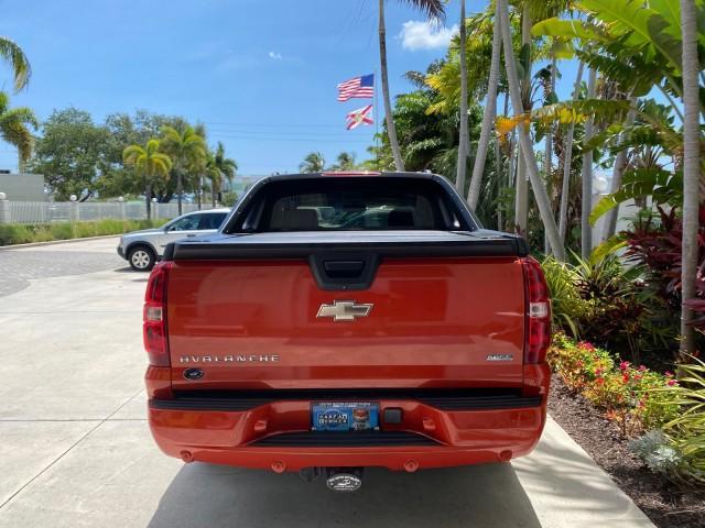 2009 Inferno Orange Metallic /Dark Cashmere/Light Cashmere Chevrolet Avalanche LT PU LOW MILES 58,696 (3GNEC22009G) with an 5.3L Vortec 1000 V8 SFI Flex-Fuel Engine engine, Automatic transmission, located at 4701 North Dixie Hwy, Pompano Beach, FL, 33064, (954) 422-2889, 26.240938, -80.123474 - OUR WEBPAGE FLORIDACARS1.COM HAS OVER 100 PHOTOS AND FREE CARFAX LINK 2009 Chevrolet Avalanche LT Sport Pickup 5.3L V8 F OHV 16V Flex Fuel 20 MPG Rear Wheel Drive Features 20 Inch Plus Wheels ABS Brakes Air Conditioning Alloy Wheels AM/FM Stereo Automatic Transmission Auxiliary Audio Input Bed Cover- Photo#6