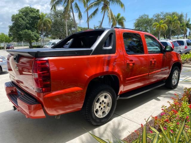 2009 Inferno Orange Metallic /Dark Cashmere/Light Cashmere Chevrolet Avalanche LT PU LOW MILES 58,696 (3GNEC22009G) with an 5.3L Vortec 1000 V8 SFI Flex-Fuel Engine engine, Automatic transmission, located at 4701 North Dixie Hwy, Pompano Beach, FL, 33064, (954) 422-2889, 26.240938, -80.123474 - OUR WEBPAGE FLORIDACARS1.COM HAS OVER 100 PHOTOS AND FREE CARFAX LINK 2009 Chevrolet Avalanche LT Sport Pickup 5.3L V8 F OHV 16V Flex Fuel 20 MPG Rear Wheel Drive Features 20 Inch Plus Wheels ABS Brakes Air Conditioning Alloy Wheels AM/FM Stereo Automatic Transmission Auxiliary Audio Input Bed Cover- Photo#7