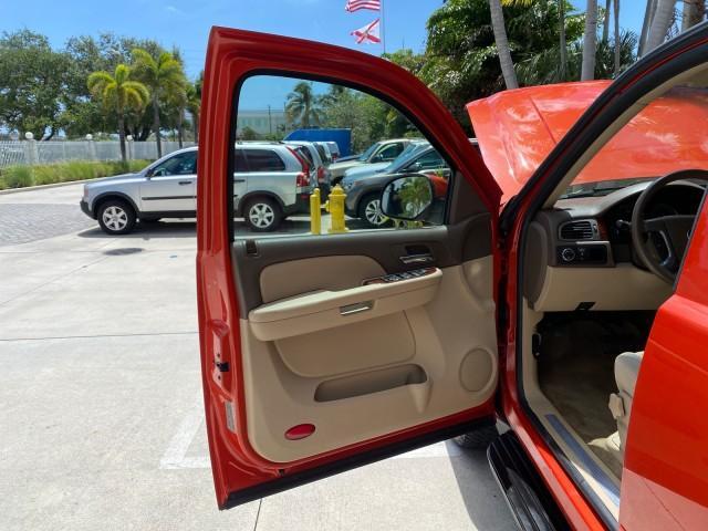 2009 Inferno Orange Metallic /Dark Cashmere/Light Cashmere Chevrolet Avalanche LT PU LOW MILES 58,696 (3GNEC22009G) with an 5.3L Vortec 1000 V8 SFI Flex-Fuel Engine engine, Automatic transmission, located at 4701 North Dixie Hwy, Pompano Beach, FL, 33064, (954) 422-2889, 26.240938, -80.123474 - OUR WEBPAGE FLORIDACARS1.COM HAS OVER 100 PHOTOS AND FREE CARFAX LINK 2009 Chevrolet Avalanche LT Sport Pickup 5.3L V8 F OHV 16V Flex Fuel 20 MPG Rear Wheel Drive Features 20 Inch Plus Wheels ABS Brakes Air Conditioning Alloy Wheels AM/FM Stereo Automatic Transmission Auxiliary Audio Input Bed Cover- Photo#9