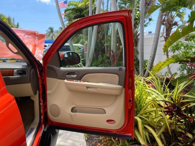 2009 Inferno Orange Metallic /Dark Cashmere/Light Cashmere Chevrolet Avalanche LT PU LOW MILES 58,696 (3GNEC22009G) with an 5.3L Vortec 1000 V8 SFI Flex-Fuel Engine engine, Automatic transmission, located at 4701 North Dixie Hwy, Pompano Beach, FL, 33064, (954) 422-2889, 26.240938, -80.123474 - OUR WEBPAGE FLORIDACARS1.COM HAS OVER 100 PHOTOS AND FREE CARFAX LINK 2009 Chevrolet Avalanche LT Sport Pickup 5.3L V8 F OHV 16V Flex Fuel 20 MPG Rear Wheel Drive Features 20 Inch Plus Wheels ABS Brakes Air Conditioning Alloy Wheels AM/FM Stereo Automatic Transmission Auxiliary Audio Input Bed Cover- Photo#11