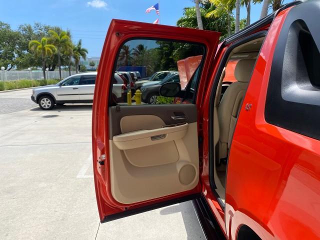 2009 Inferno Orange Metallic /Dark Cashmere/Light Cashmere Chevrolet Avalanche LT PU LOW MILES 58,696 (3GNEC22009G) with an 5.3L Vortec 1000 V8 SFI Flex-Fuel Engine engine, Automatic transmission, located at 4701 North Dixie Hwy, Pompano Beach, FL, 33064, (954) 422-2889, 26.240938, -80.123474 - OUR WEBPAGE FLORIDACARS1.COM HAS OVER 100 PHOTOS AND FREE CARFAX LINK 2009 Chevrolet Avalanche LT Sport Pickup 5.3L V8 F OHV 16V Flex Fuel 20 MPG Rear Wheel Drive Features 20 Inch Plus Wheels ABS Brakes Air Conditioning Alloy Wheels AM/FM Stereo Automatic Transmission Auxiliary Audio Input Bed Cover- Photo#13