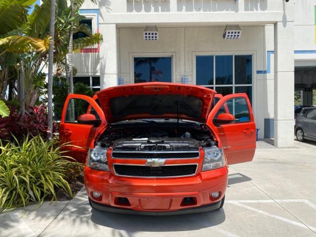 2009 Inferno Orange Metallic /Dark Cashmere/Light Cashmere Chevrolet Avalanche LT PU LOW MILES 58,696 (3GNEC22009G) with an 5.3L Vortec 1000 V8 SFI Flex-Fuel Engine engine, Automatic transmission, located at 4701 North Dixie Hwy, Pompano Beach, FL, 33064, (954) 422-2889, 26.240938, -80.123474 - OUR WEBPAGE FLORIDACARS1.COM HAS OVER 100 PHOTOS AND FREE CARFAX LINK 2009 Chevrolet Avalanche LT Sport Pickup 5.3L V8 F OHV 16V Flex Fuel 20 MPG Rear Wheel Drive Features 20 Inch Plus Wheels ABS Brakes Air Conditioning Alloy Wheels AM/FM Stereo Automatic Transmission Auxiliary Audio Input Bed Cover- Photo#16