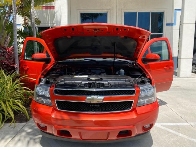 2009 Inferno Orange Metallic /Dark Cashmere/Light Cashmere Chevrolet Avalanche LT PU LOW MILES 58,696 (3GNEC22009G) with an 5.3L Vortec 1000 V8 SFI Flex-Fuel Engine engine, Automatic transmission, located at 4701 North Dixie Hwy, Pompano Beach, FL, 33064, (954) 422-2889, 26.240938, -80.123474 - OUR WEBPAGE FLORIDACARS1.COM HAS OVER 100 PHOTOS AND FREE CARFAX LINK 2009 Chevrolet Avalanche LT Sport Pickup 5.3L V8 F OHV 16V Flex Fuel 20 MPG Rear Wheel Drive Features 20 Inch Plus Wheels ABS Brakes Air Conditioning Alloy Wheels AM/FM Stereo Automatic Transmission Auxiliary Audio Input Bed Cover- Photo#17