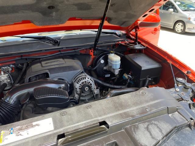 2009 Inferno Orange Metallic /Dark Cashmere/Light Cashmere Chevrolet Avalanche LT PU LOW MILES 58,696 (3GNEC22009G) with an 5.3L Vortec 1000 V8 SFI Flex-Fuel Engine engine, Automatic transmission, located at 4701 North Dixie Hwy, Pompano Beach, FL, 33064, (954) 422-2889, 26.240938, -80.123474 - OUR WEBPAGE FLORIDACARS1.COM HAS OVER 100 PHOTOS AND FREE CARFAX LINK 2009 Chevrolet Avalanche LT Sport Pickup 5.3L V8 F OHV 16V Flex Fuel 20 MPG Rear Wheel Drive Features 20 Inch Plus Wheels ABS Brakes Air Conditioning Alloy Wheels AM/FM Stereo Automatic Transmission Auxiliary Audio Input Bed Cover- Photo#25