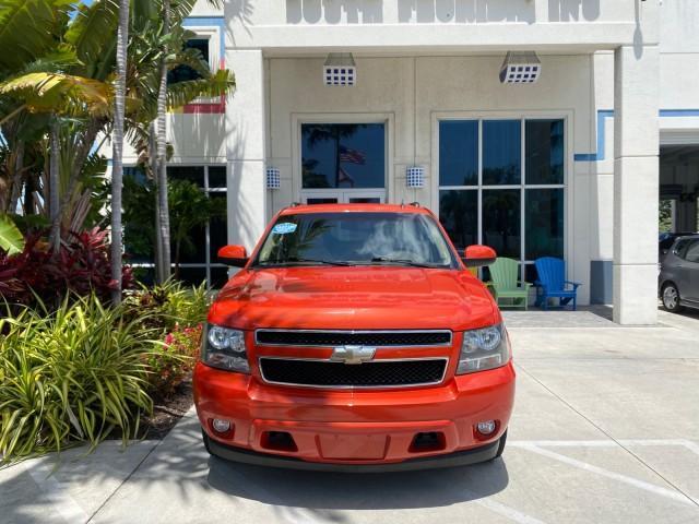 2009 Inferno Orange Metallic /Dark Cashmere/Light Cashmere Chevrolet Avalanche LT PU LOW MILES 58,696 (3GNEC22009G) with an 5.3L Vortec 1000 V8 SFI Flex-Fuel Engine engine, Automatic transmission, located at 4701 North Dixie Hwy, Pompano Beach, FL, 33064, (954) 422-2889, 26.240938, -80.123474 - OUR WEBPAGE FLORIDACARS1.COM HAS OVER 100 PHOTOS AND FREE CARFAX LINK 2009 Chevrolet Avalanche LT Sport Pickup 5.3L V8 F OHV 16V Flex Fuel 20 MPG Rear Wheel Drive Features 20 Inch Plus Wheels ABS Brakes Air Conditioning Alloy Wheels AM/FM Stereo Automatic Transmission Auxiliary Audio Input Bed Cover- Photo#26