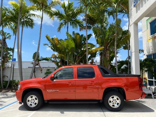 2009 Inferno Orange Metallic /Dark Cashmere/Light Cashmere Chevrolet Avalanche LT PU LOW MILES 58,696 (3GNEC22009G) with an 5.3L Vortec 1000 V8 SFI Flex-Fuel Engine engine, Automatic transmission, located at 4701 North Dixie Hwy, Pompano Beach, FL, 33064, (954) 422-2889, 26.240938, -80.123474 - OUR WEBPAGE FLORIDACARS1.COM HAS OVER 100 PHOTOS AND FREE CARFAX LINK 2009 Chevrolet Avalanche LT Sport Pickup 5.3L V8 F OHV 16V Flex Fuel 20 MPG Rear Wheel Drive Features 20 Inch Plus Wheels ABS Brakes Air Conditioning Alloy Wheels AM/FM Stereo Automatic Transmission Auxiliary Audio Input Bed Cover- Photo#30