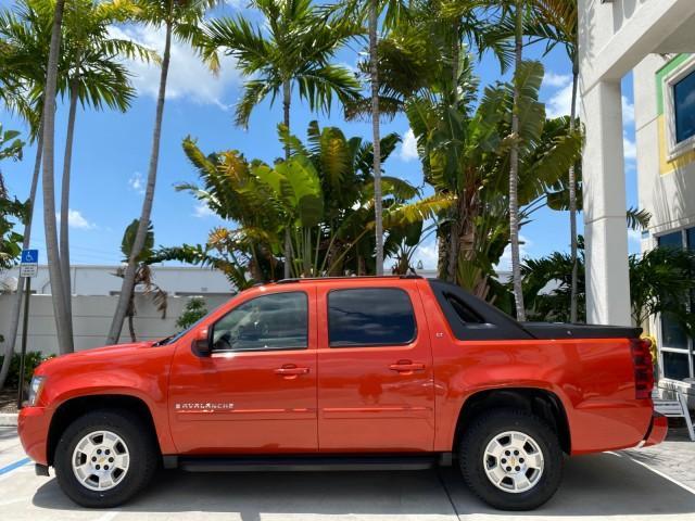 2009 Inferno Orange Metallic /Dark Cashmere/Light Cashmere Chevrolet Avalanche LT PU LOW MILES 58,696 (3GNEC22009G) with an 5.3L Vortec 1000 V8 SFI Flex-Fuel Engine engine, Automatic transmission, located at 4701 North Dixie Hwy, Pompano Beach, FL, 33064, (954) 422-2889, 26.240938, -80.123474 - OUR WEBPAGE FLORIDACARS1.COM HAS OVER 100 PHOTOS AND FREE CARFAX LINK 2009 Chevrolet Avalanche LT Sport Pickup 5.3L V8 F OHV 16V Flex Fuel 20 MPG Rear Wheel Drive Features 20 Inch Plus Wheels ABS Brakes Air Conditioning Alloy Wheels AM/FM Stereo Automatic Transmission Auxiliary Audio Input Bed Cover- Photo#31