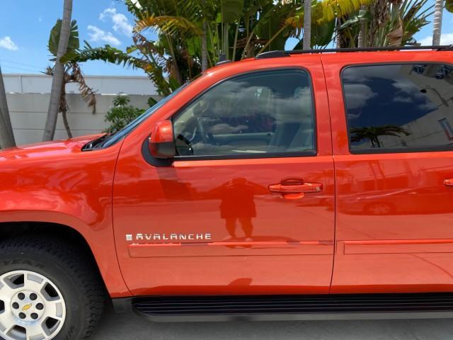 2009 Inferno Orange Metallic /Dark Cashmere/Light Cashmere Chevrolet Avalanche LT PU LOW MILES 58,696 (3GNEC22009G) with an 5.3L Vortec 1000 V8 SFI Flex-Fuel Engine engine, Automatic transmission, located at 4701 North Dixie Hwy, Pompano Beach, FL, 33064, (954) 422-2889, 26.240938, -80.123474 - OUR WEBPAGE FLORIDACARS1.COM HAS OVER 100 PHOTOS AND FREE CARFAX LINK 2009 Chevrolet Avalanche LT Sport Pickup 5.3L V8 F OHV 16V Flex Fuel 20 MPG Rear Wheel Drive Features 20 Inch Plus Wheels ABS Brakes Air Conditioning Alloy Wheels AM/FM Stereo Automatic Transmission Auxiliary Audio Input Bed Cover- Photo#36