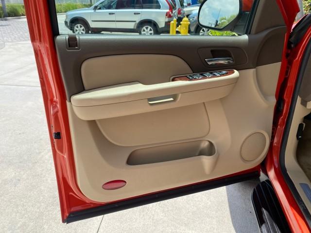 2009 Inferno Orange Metallic /Dark Cashmere/Light Cashmere Chevrolet Avalanche LT PU LOW MILES 58,696 (3GNEC22009G) with an 5.3L Vortec 1000 V8 SFI Flex-Fuel Engine engine, Automatic transmission, located at 4701 North Dixie Hwy, Pompano Beach, FL, 33064, (954) 422-2889, 26.240938, -80.123474 - OUR WEBPAGE FLORIDACARS1.COM HAS OVER 100 PHOTOS AND FREE CARFAX LINK 2009 Chevrolet Avalanche LT Sport Pickup 5.3L V8 F OHV 16V Flex Fuel 20 MPG Rear Wheel Drive Features 20 Inch Plus Wheels ABS Brakes Air Conditioning Alloy Wheels AM/FM Stereo Automatic Transmission Auxiliary Audio Input Bed Cover- Photo#42