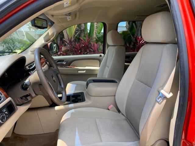 2009 Inferno Orange Metallic /Dark Cashmere/Light Cashmere Chevrolet Avalanche LT PU LOW MILES 58,696 (3GNEC22009G) with an 5.3L Vortec 1000 V8 SFI Flex-Fuel Engine engine, Automatic transmission, located at 4701 North Dixie Hwy, Pompano Beach, FL, 33064, (954) 422-2889, 26.240938, -80.123474 - OUR WEBPAGE FLORIDACARS1.COM HAS OVER 100 PHOTOS AND FREE CARFAX LINK 2009 Chevrolet Avalanche LT Sport Pickup 5.3L V8 F OHV 16V Flex Fuel 20 MPG Rear Wheel Drive Features 20 Inch Plus Wheels ABS Brakes Air Conditioning Alloy Wheels AM/FM Stereo Automatic Transmission Auxiliary Audio Input Bed Cover- Photo#43