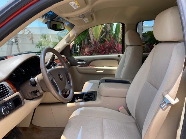 2009 Inferno Orange Metallic /Dark Cashmere/Light Cashmere Chevrolet Avalanche LT PU LOW MILES 58,696 (3GNEC22009G) with an 5.3L Vortec 1000 V8 SFI Flex-Fuel Engine engine, Automatic transmission, located at 4701 North Dixie Hwy, Pompano Beach, FL, 33064, (954) 422-2889, 26.240938, -80.123474 - OUR WEBPAGE FLORIDACARS1.COM HAS OVER 100 PHOTOS AND FREE CARFAX LINK 2009 Chevrolet Avalanche LT Sport Pickup 5.3L V8 F OHV 16V Flex Fuel 20 MPG Rear Wheel Drive Features 20 Inch Plus Wheels ABS Brakes Air Conditioning Alloy Wheels AM/FM Stereo Automatic Transmission Auxiliary Audio Input Bed Cover- Photo#45