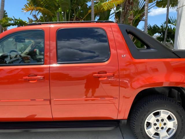2009 Inferno Orange Metallic /Dark Cashmere/Light Cashmere Chevrolet Avalanche LT PU LOW MILES 58,696 (3GNEC22009G) with an 5.3L Vortec 1000 V8 SFI Flex-Fuel Engine engine, Automatic transmission, located at 4701 North Dixie Hwy, Pompano Beach, FL, 33064, (954) 422-2889, 26.240938, -80.123474 - OUR WEBPAGE FLORIDACARS1.COM HAS OVER 100 PHOTOS AND FREE CARFAX LINK 2009 Chevrolet Avalanche LT Sport Pickup 5.3L V8 F OHV 16V Flex Fuel 20 MPG Rear Wheel Drive Features 20 Inch Plus Wheels ABS Brakes Air Conditioning Alloy Wheels AM/FM Stereo Automatic Transmission Auxiliary Audio Input Bed Cover- Photo#75