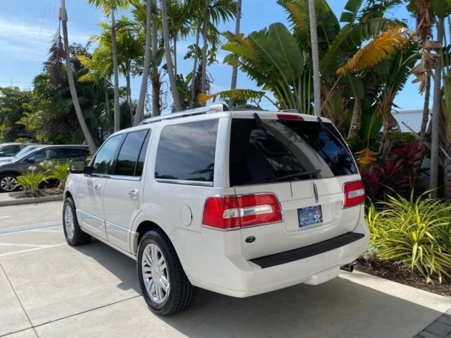 2010 White Platinum Tri-Coat Metallic /Camel Lincoln Navigator 4WD SUNROOF LOW MILES 31,209 (5LMJJ2J50AE) with an 5.4L SOHC 24-Valve V8 FFV Engine engine, Automatic transmission, located at 4701 North Dixie Hwy, Pompano Beach, FL, 33064, (954) 422-2889, 26.240938, -80.123474 - OUR WEBPAGE FLORIDACARS1.COM HAS OVER 100 PHOTOS AND FREE CARFAX LINK 2010 Lincoln Navigator 4 Door Wagon/Sport Utility 5.4L V8 F SOHC 24V Flex Fuel 18 MPG Rear Wheel Drive w/ 4X4 Features 20 Inch Plus Wheels 4WD/AWD A/C Seat(s) ABS Brakes Air Conditioning Alloy Wheels AM/FM Stereo Automatic Transmi- Photo#5