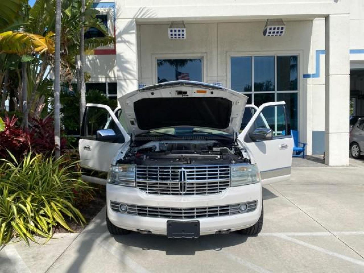 2010 White Platinum Tri-Coat Metallic /Camel Lincoln Navigator 4WD SUNROOF LOW MILES 31,209 (5LMJJ2J50AE) with an 5.4L SOHC 24-Valve V8 FFV Engine engine, Automatic transmission, located at 4701 North Dixie Hwy, Pompano Beach, FL, 33064, (954) 422-2889, 26.240938, -80.123474 - OUR WEBPAGE FLORIDACARS1.COM HAS OVER 100 PHOTOS AND FREE CARFAX LINK 2010 Lincoln Navigator 4 Door Wagon/Sport Utility 5.4L V8 F SOHC 24V Flex Fuel 18 MPG Rear Wheel Drive w/ 4X4 Features 20 Inch Plus Wheels 4WD/AWD A/C Seat(s) ABS Brakes Air Conditioning Alloy Wheels AM/FM Stereo Automatic Transmi- Photo#16