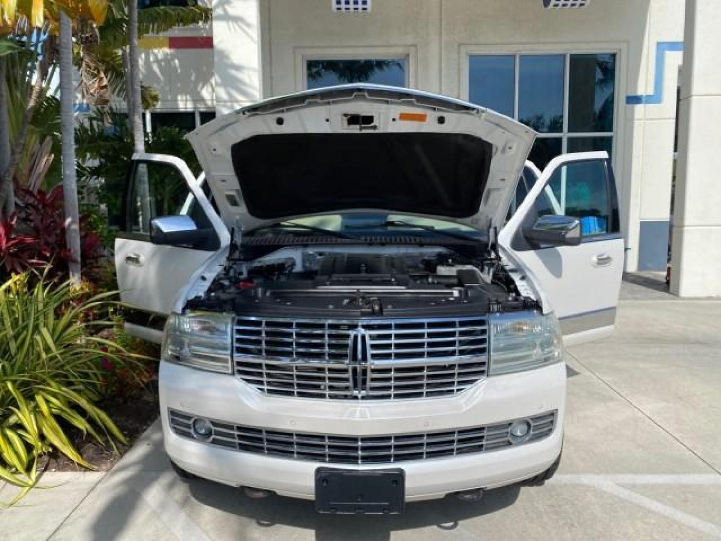 2010 White Platinum Tri-Coat Metallic /Camel Lincoln Navigator 4WD SUNROOF LOW MILES 31,209 (5LMJJ2J50AE) with an 5.4L SOHC 24-Valve V8 FFV Engine engine, Automatic transmission, located at 4701 North Dixie Hwy, Pompano Beach, FL, 33064, (954) 422-2889, 26.240938, -80.123474 - OUR WEBPAGE FLORIDACARS1.COM HAS OVER 100 PHOTOS AND FREE CARFAX LINK 2010 Lincoln Navigator 4 Door Wagon/Sport Utility 5.4L V8 F SOHC 24V Flex Fuel 18 MPG Rear Wheel Drive w/ 4X4 Features 20 Inch Plus Wheels 4WD/AWD A/C Seat(s) ABS Brakes Air Conditioning Alloy Wheels AM/FM Stereo Automatic Transmi- Photo#17