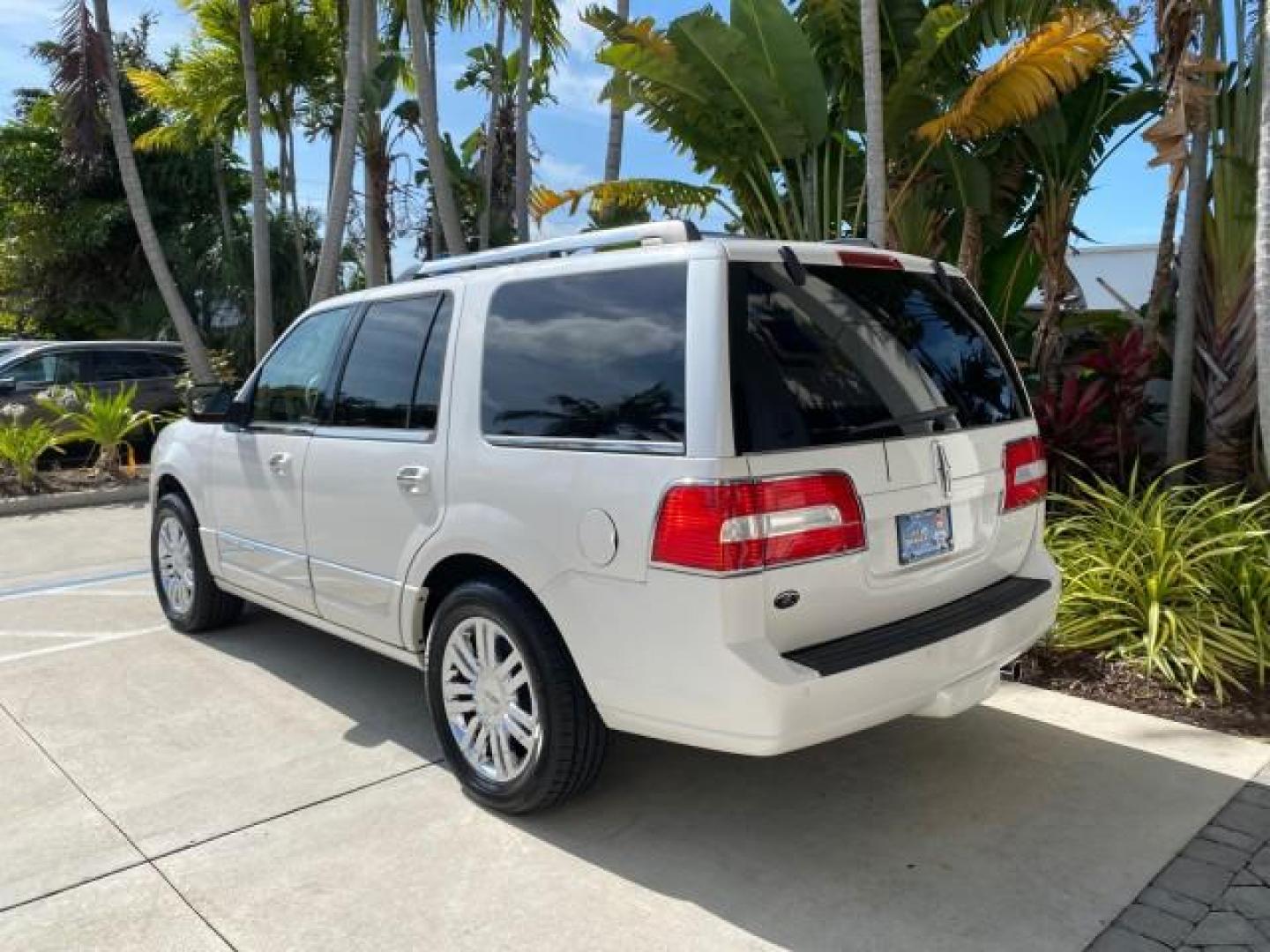 2010 White Platinum Tri-Coat Metallic /Camel Lincoln Navigator 4WD SUNROOF LOW MILES 31,209 (5LMJJ2J50AE) with an 5.4L SOHC 24-Valve V8 FFV Engine engine, Automatic transmission, located at 4701 North Dixie Hwy, Pompano Beach, FL, 33064, (954) 422-2889, 26.240938, -80.123474 - OUR WEBPAGE FLORIDACARS1.COM HAS OVER 100 PHOTOS AND FREE CARFAX LINK 2010 Lincoln Navigator 4 Door Wagon/Sport Utility 5.4L V8 F SOHC 24V Flex Fuel 18 MPG Rear Wheel Drive w/ 4X4 Features 20 Inch Plus Wheels 4WD/AWD A/C Seat(s) ABS Brakes Air Conditioning Alloy Wheels AM/FM Stereo Automatic Transmi- Photo#32