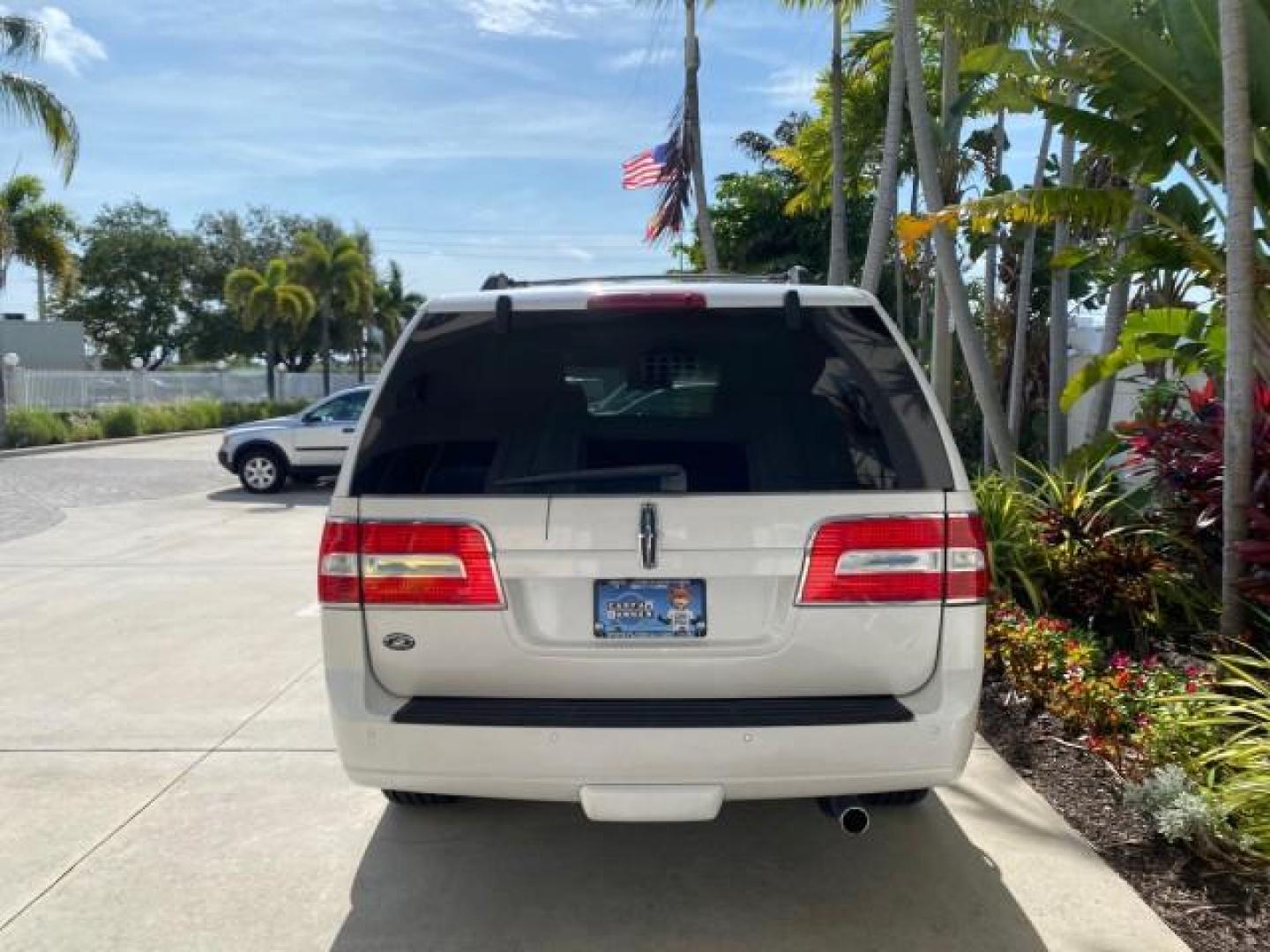 2010 White Platinum Tri-Coat Metallic /Camel Lincoln Navigator 4WD SUNROOF LOW MILES 31,209 (5LMJJ2J50AE) with an 5.4L SOHC 24-Valve V8 FFV Engine engine, Automatic transmission, located at 4701 North Dixie Hwy, Pompano Beach, FL, 33064, (954) 422-2889, 26.240938, -80.123474 - OUR WEBPAGE FLORIDACARS1.COM HAS OVER 100 PHOTOS AND FREE CARFAX LINK 2010 Lincoln Navigator 4 Door Wagon/Sport Utility 5.4L V8 F SOHC 24V Flex Fuel 18 MPG Rear Wheel Drive w/ 4X4 Features 20 Inch Plus Wheels 4WD/AWD A/C Seat(s) ABS Brakes Air Conditioning Alloy Wheels AM/FM Stereo Automatic Transmi- Photo#34