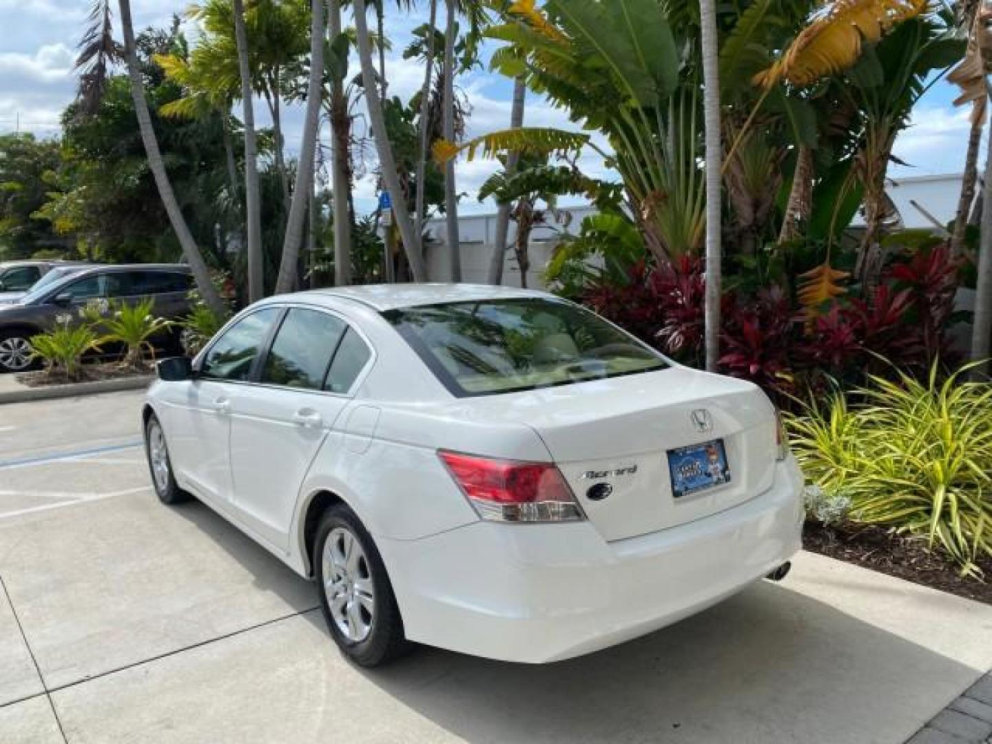 2008 Taffeta White /Ivory Honda Accord Sdn LX-P LOW MILES 49,816 1 OWNER (JHMCP26428C) with an 2.4L DOHC MPFI 16-Valve i-VTEC I4 Engine engine, Automatic transmission, located at 4701 North Dixie Hwy, Pompano Beach, FL, 33064, (954) 422-2889, 26.240938, -80.123474 - OUR WEBPAGE FLORIDACARS1.COM HAS OVER 100 PHOTOS AND FREE CARFAX LINK 2008 Honda Accord LX-P Sedan 4 DR 2.4L I4 F DOHC 16V Gasoline 31 MPG Front Wheel Drive Features ABS Brakes Air Conditioning Alloy Wheels AM/FM Stereo Automatic Transmission Auxiliary Audio Input CD Audio Cloth Seats Cruise Control- Photo#5